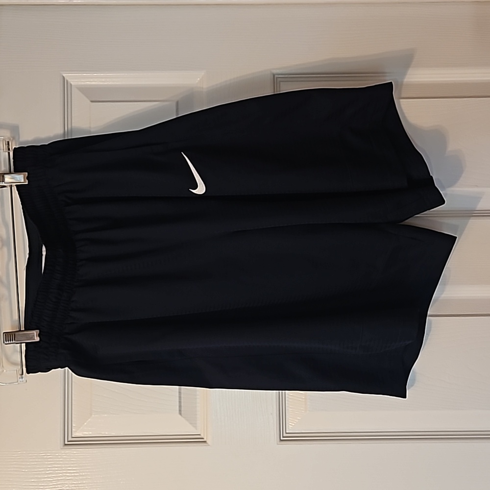 Nike boys basketball shorts size medium, Navy